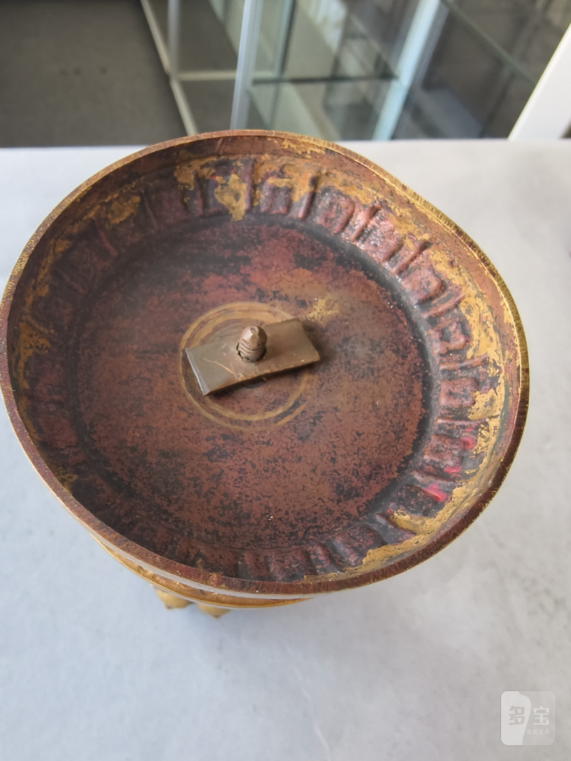 A Buddhist altar emblem made of fire-gilt copper with enamel decoration and lotus for incense sticks - 图9